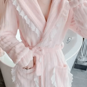 Élégant peignoir femme avec dentelle