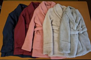 Plusieurs peignoirs doux Passion Peignoir en différentes couleurs posés côte à côte, peignoirs confortables pour homme et femme.